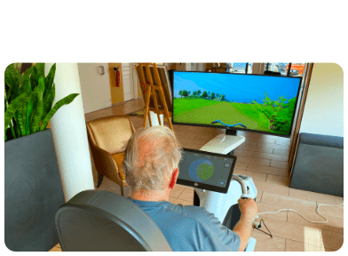 Un senior decouvre le vélo interactif dans sa maison de retraite